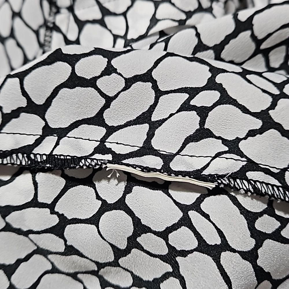 Michael Kors Black & White Abstract zip up Top CLEARANCE - Picture 9 of 13